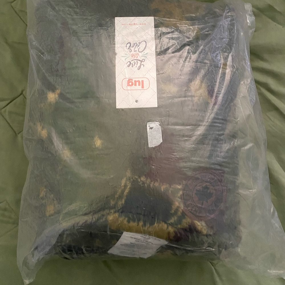 NWT Lug Camp Green Sherpa Blanket - Picture 3 of 4